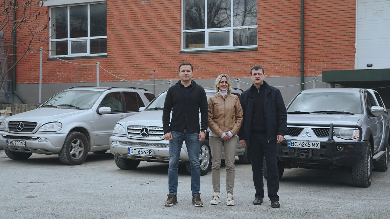 Керівник благодійного фонду «Твори добро» Ігор Гуда передав позашляховики воїнам ЗСУ