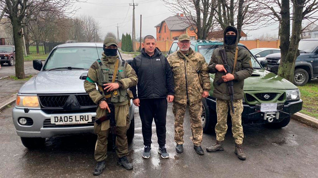Керівник благодійного фонду «Твори добро» Ігор Гуда передав два позашляховики військовим