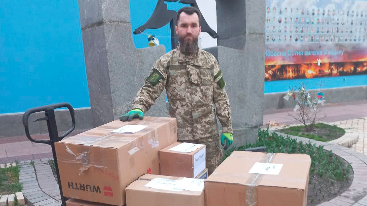 Волонтери фонду щодня відправляють вантажі з гуманітарною допомогою на території, де гостро потребують медичного обладнання та ліків
